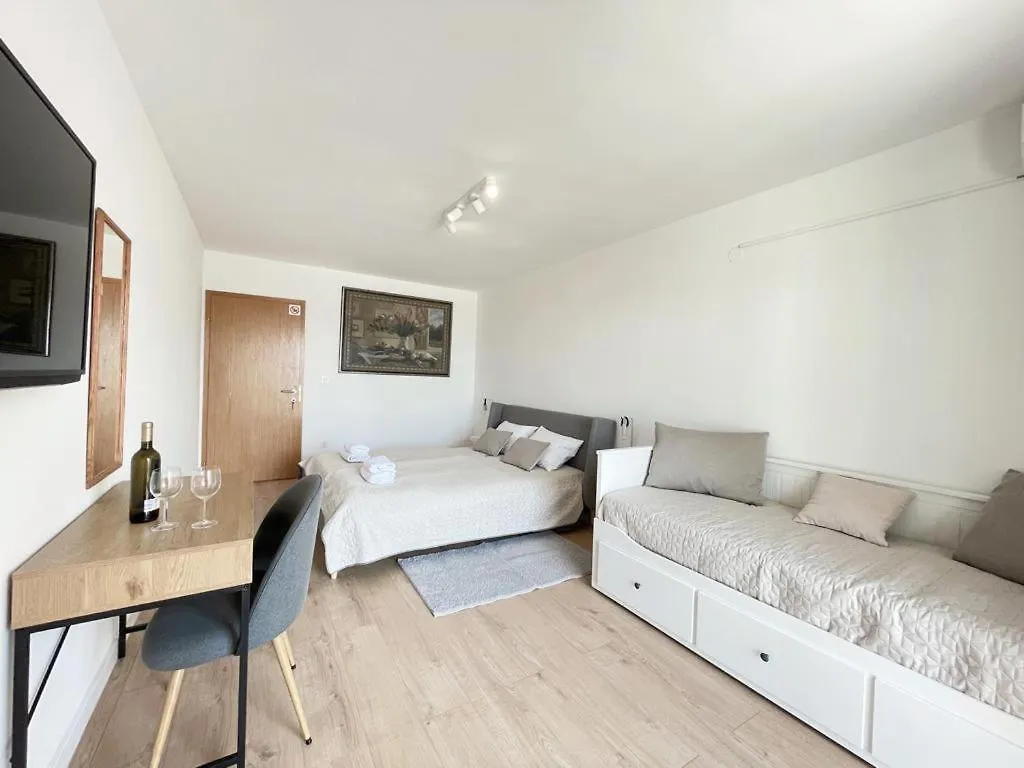 Caramel Comforts With Sea View In Stinjan Only 300 Meters From The Beach Пула
