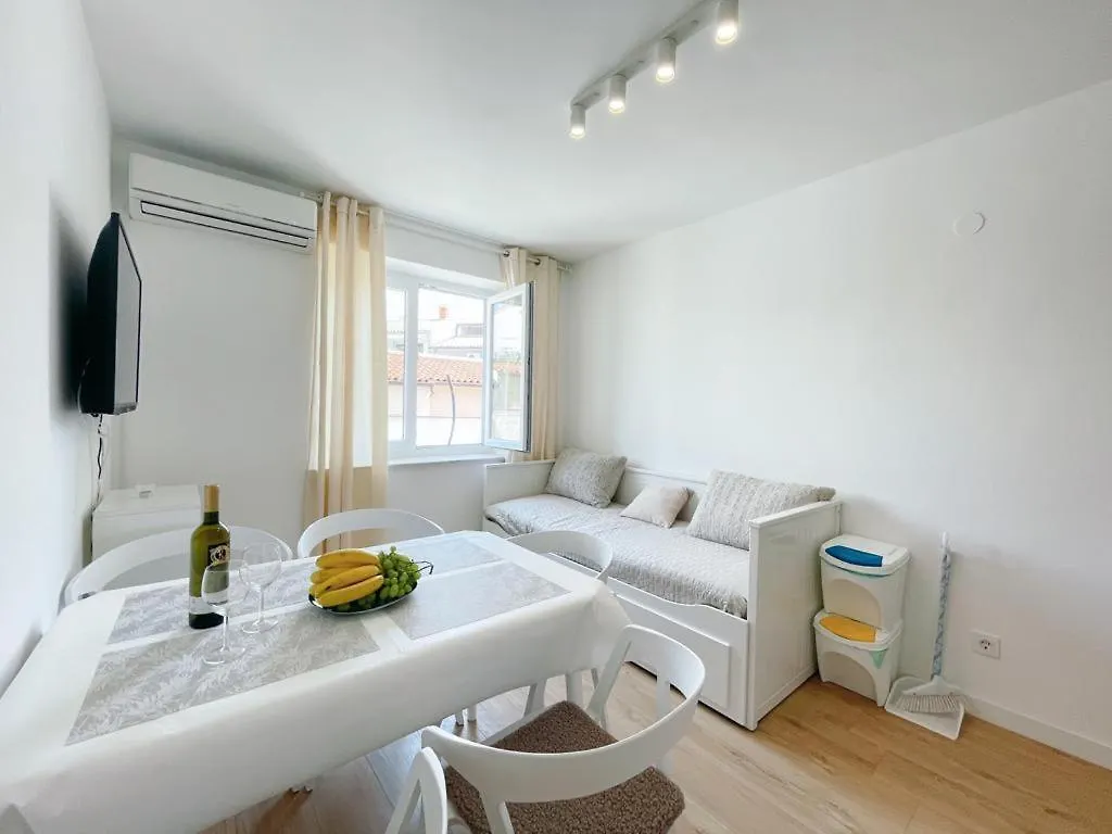 Apartmán Caramel Comforts With Sea View In Stinjan Only 300 M From The Beach, Free Parking Pula