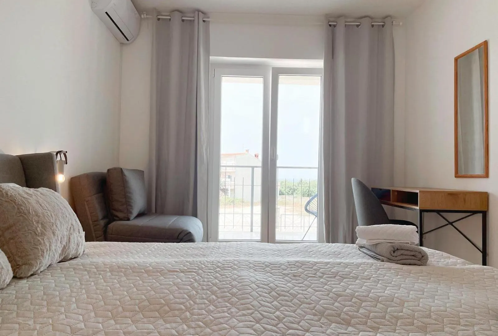 Caramel Comforts With Sea View In Stinjan Only 300 Meters From The Beach Пула